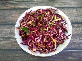 9、凉拌紫甘蓝,盛入盘中