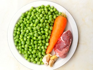 1、营养美味的豌豆炒牛肉,准备好所有食材。