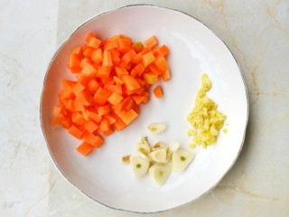 2、营养美味的豌豆炒牛肉,豌豆剥粒，胡萝卜切粒，大蒜切片，姜切末。