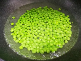 3、营养美味的豌豆炒牛肉,豌豆盐开水中烫1分钟捞出过凉。