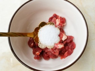 5、营养美味的豌豆炒牛肉,加一小勺盐。