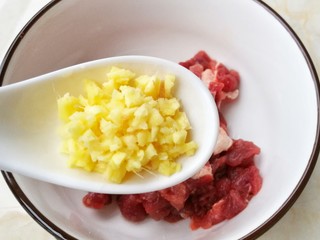 6、营养美味的豌豆炒牛肉,一勺姜末。