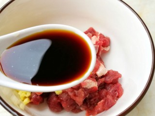 7、营养美味的豌豆炒牛肉,一勺生抽。