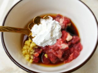 8、营养美味的豌豆炒牛肉,一勺生粉。