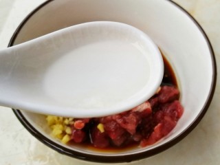 9、营养美味的豌豆炒牛肉,一勺料酒。