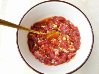 10、营养美味的豌豆炒牛肉,拌匀腌制15分钟。