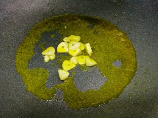 11、营养美味的豌豆炒牛肉,热锅热油，爆香大蒜，