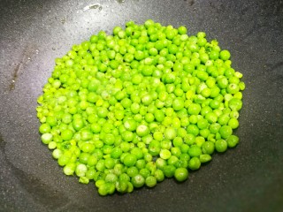 13、营养美味的豌豆炒牛肉,用余油加入豌豆翻炒均匀。