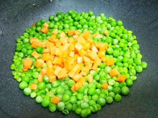 14、营养美味的豌豆炒牛肉,加入胡萝卜。