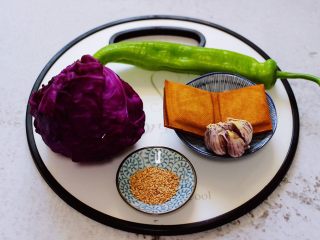 1、凉拌紫甘蓝香干,首先备齐所有的食材。