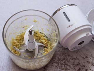 5、凉拌紫甘蓝香干,大蒜去皮后，放入东菱无线绞肉机里搅碎备用。