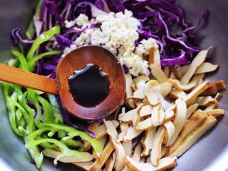 8、凉拌紫甘蓝香干,再加入生抽调色。