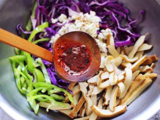 10、凉拌紫甘蓝香干,最后加入自制辣椒油增加口感。