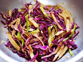 11、凉拌紫甘蓝香干,把所有的食材搅拌均匀即可。
