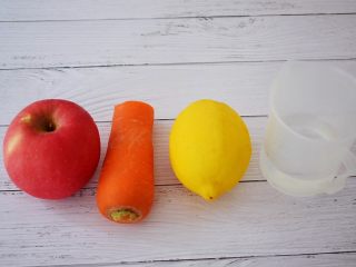 1、苹果胡萝卜汁,准备好材料