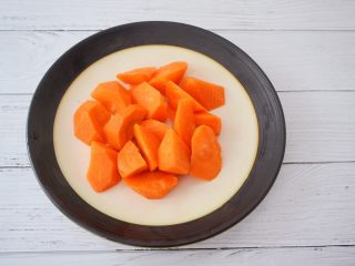 2、苹果胡萝卜汁,胡萝卜去皮洗净切成小块