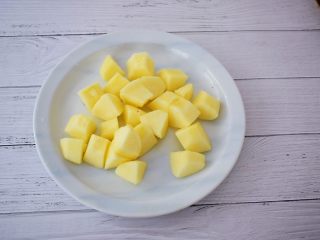 3、苹果胡萝卜汁,苹果去皮去核洗净切成小块