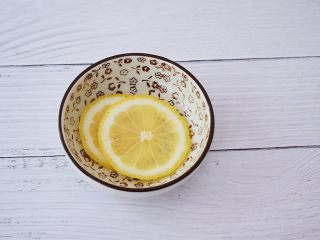 4、苹果胡萝卜汁,柠檬洗净切片去籽