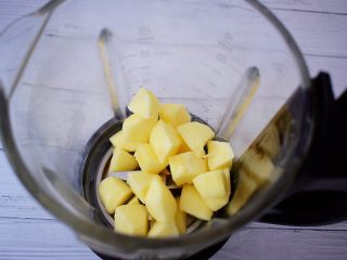 5、苹果胡萝卜汁,把苹果放入破壁机中