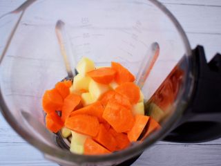 6、苹果胡萝卜汁,加入胡萝卜