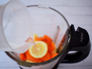 8、苹果胡萝卜汁,加入纯净水