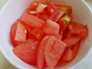 6、番茄金针菇豆腐汤,切碎。