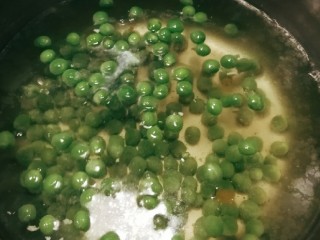 2、番茄鸡蓉烩豆腐,豌豆开水煮熟  捞出备用