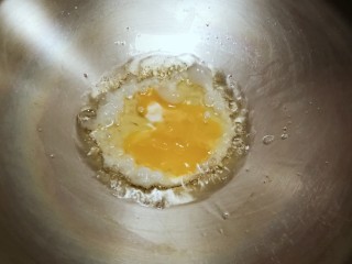 7、番茄鸡蓉烩豆腐,  油热放入鸡蛋液 