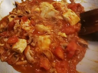 8、番茄鸡蓉烩豆腐,放入葱片