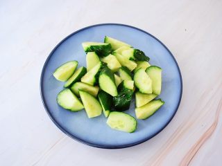 2、黄瓜汁,黄瓜洗净切成小块