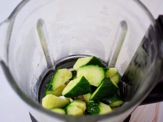 4、黄瓜汁,把黄瓜放入破壁机中