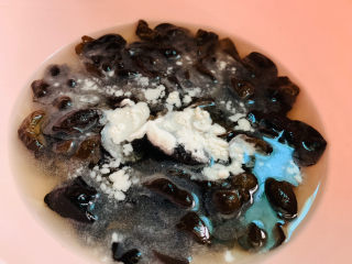 3、芹菜炒木耳,加些面粉，可以有效去除黏附脏物；