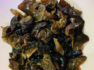 4、芹菜炒木耳,洗净的木耳；