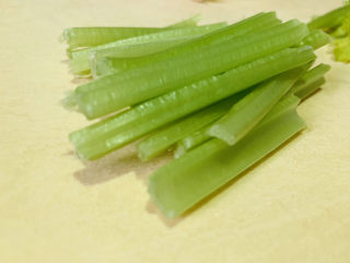 5、芹菜炒木耳,芹菜切段；