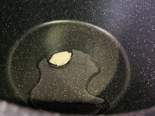 6、芹菜炒木耳,锅里加2勺食用油，放入蒜瓣；