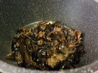 7、芹菜炒木耳,大火炒香木耳；