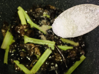 13、芹菜炒木耳,加味精；