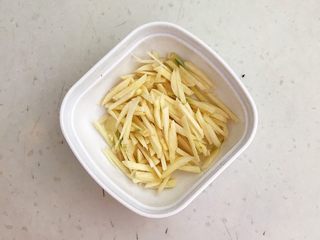 3、私房菜  密制酸辣鸡爪,蒜瓣切成丝