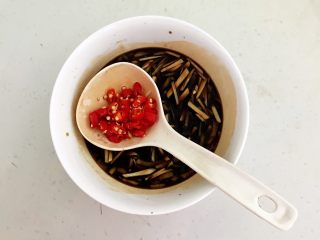 13、私房菜  密制酸辣鸡爪,加入辣椒圈