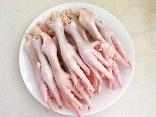 15、私房菜  密制酸辣鸡爪,把鸡爪清洗干净