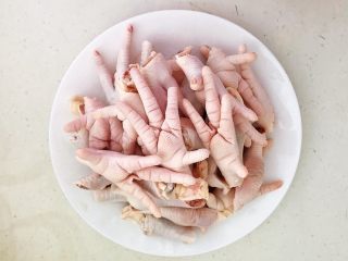 21、私房菜  密制酸辣鸡爪,把清洗好的鸡爪捞出来