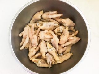 31、私房菜  密制酸辣鸡爪,把煮熟的鸡爪捞出来