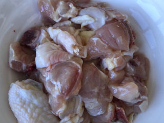 2、鸡腿炖蘑菇,捞出沥干水分。