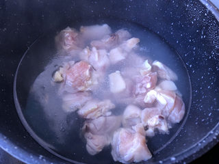 6、鸡腿炖蘑菇,冷水下锅，加入料酒去除血水。