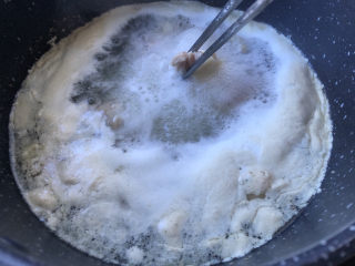 7、鸡腿炖蘑菇,煮沸几分钟后从沸腾处夹出鸡腿肉。