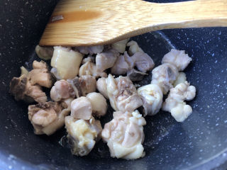 10、鸡腿炖蘑菇,倒入鸡腿肉快速翻炒均匀即可出锅。