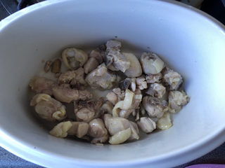 11、鸡腿炖蘑菇,把肉肉盛出来放入炖锅里。