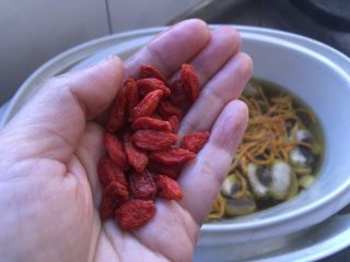 17、鸡腿炖蘑菇,出锅前十分钟放入枸杞。