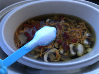 18、鸡腿炖蘑菇,再放入细盐，搅拌均匀，再焖几分钟即可。