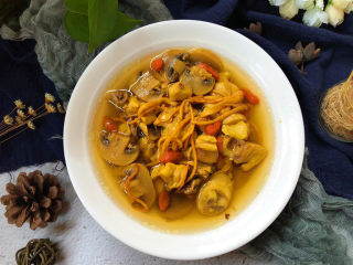 19、鸡腿炖蘑菇,好了，趁热可以享用美味了。